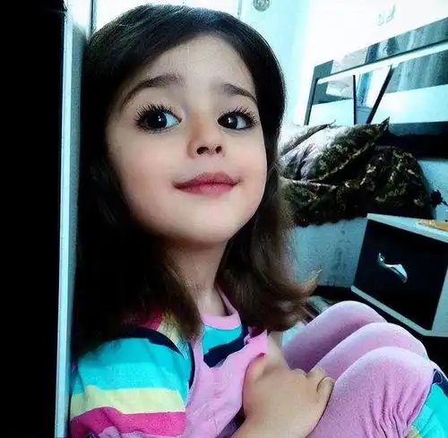 当年因8岁女儿长得太好看,伊朗父亲辞职当保镖,女孩后来如何