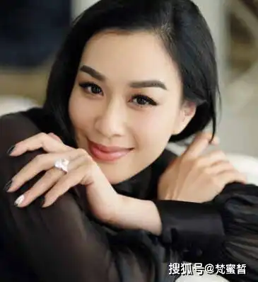 钟丽缇陪娃玩雪,嘟嘴卖萌苍蝇眼太吓人,厚此薄彼不顾大女儿伤痛