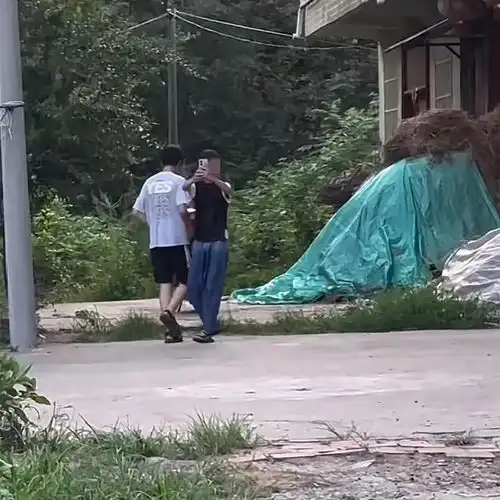河南女子穿jk上街拍照,遇到两个下头小男孩,她追上去还故意拍她