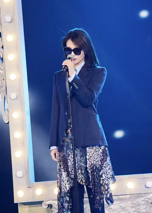 刘涛穿的太保暖了,穿连衣裙还要套裤子,有这么怕冷吗