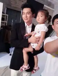 李晨抱着小姑娘称想生女儿与范爷形影不离
