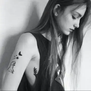 好看的侧脸黑白女生头像