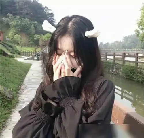 悲伤女头像其实难过的时候,躲在被窝里哭着哭着就睡着了