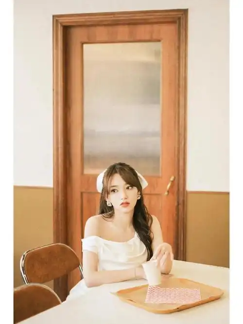 程潇美女图写真,深色v领抹胸裙,纯欲风满满,妩媚而又迷人