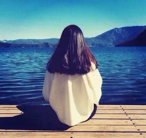 夕阳下的背影女生头像探