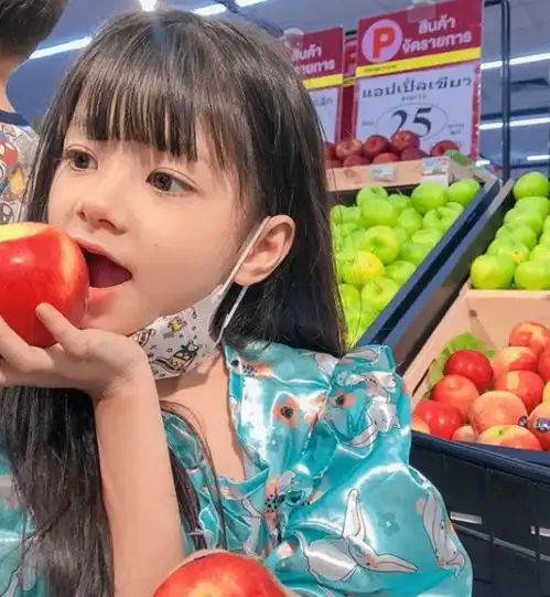 泰国6岁小萝莉凭借一组照片火爆ins,网友直呼又来骗我们生女儿