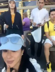 钟丽缇送大女儿海外上学母女长相似姐妹