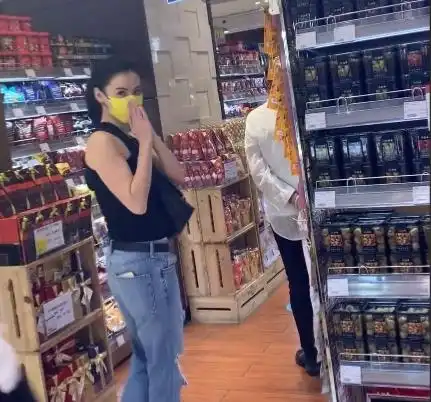 谢霆锋透露和王菲感情现状,张柏芝单独逛商场,遇路人热情打招呼