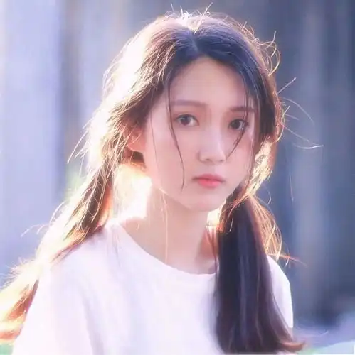 简单干净的女生头像这个世界乱糟糟,而你干干净净