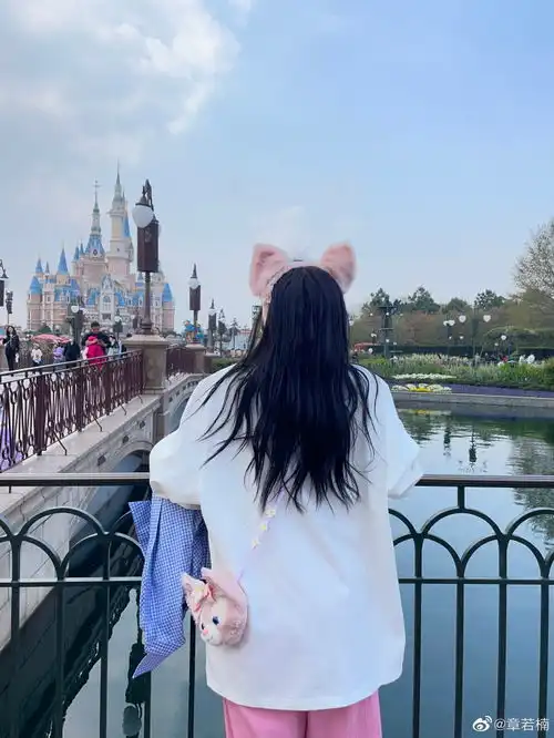 章若楠晒清新田园随拍头戴草帽表情灵动可爱