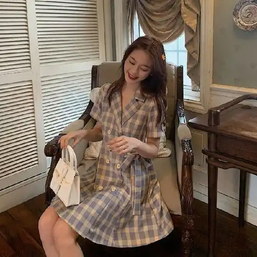 粉色系少女都抗拒不了的连衣裙遮肉显瘦,穿出优雅少女风