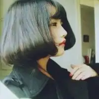 qq头像女生短头发穿白黑衣服手里拿着一杯奶昔坐在大街的石登上