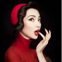 充满自信的欧美女生自拍头像微信头像图片大全