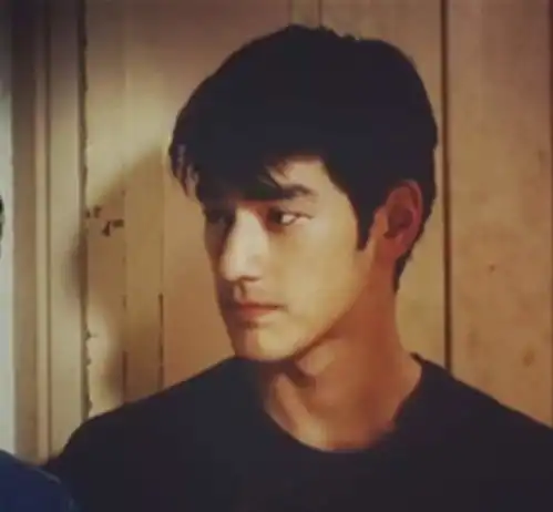 47岁的金城武老了,但他最大的缺点,依然是太帅了