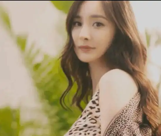 杨幂穿豹纹蕾丝睡衣,又欲又纯尽显魅惑,不良体态严重影响气质