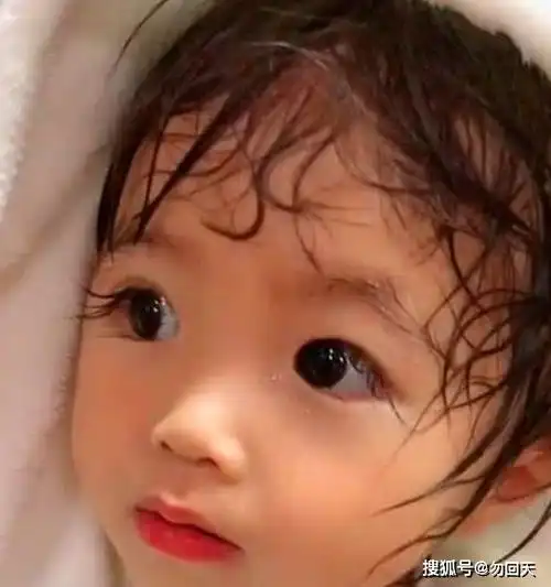 准妈妈想生出长睫毛宝宝,每天吃一斤核桃,宝宝出生后家人不淡定