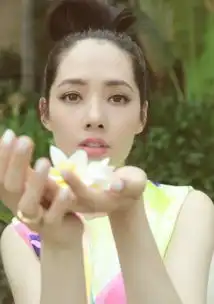 郭碧婷手捧花朵唯美自拍网友美上天图