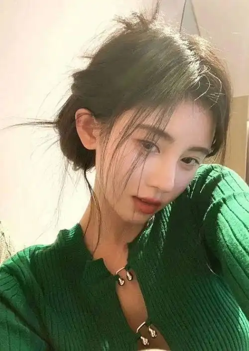 2022年长春花蓝是流行色女星们却集体穿上了绿色,一个比一个美