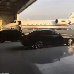 instagram上的新炫富之王,用成摞成摞的美元和美女亮瞎网友