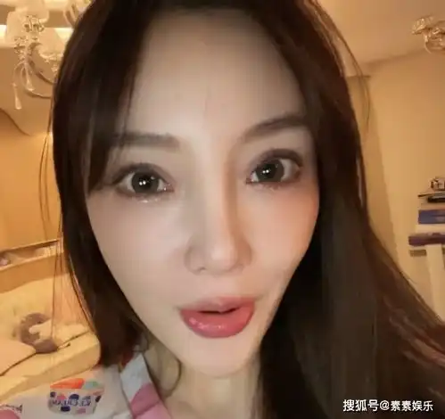 李小璐口含棒棒糖自拍,嘟嘴在床前录视频,模样清纯可爱