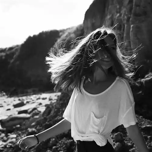 黑白色头像女生背影快手