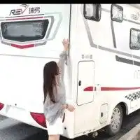 女孩房车自驾游,路遇好心大哥帮忙修车,竟将衣服留了下来