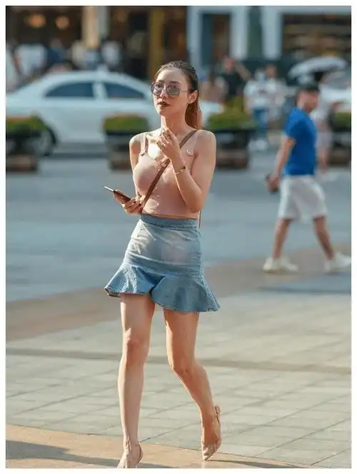 珍珠吊带背心搭配鱼尾包臀裙,戴着墨镜又美又飒,很有女人韵味