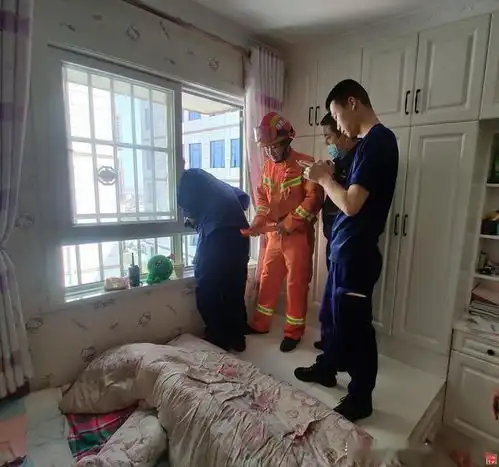 险12岁女童因好奇翻出窗外消防火速到场成功救援
