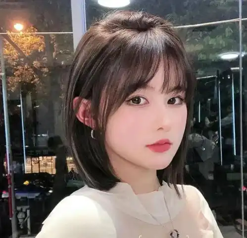 一刀切短发,减龄又时尚百搭
