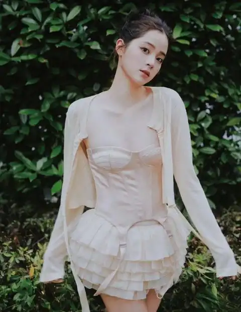 长大了长大了23岁欧阳娜娜,气质成熟女人味十足