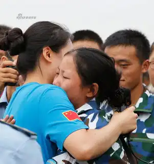 军训营学生近距观歼10战机与女飞互动激动流泪