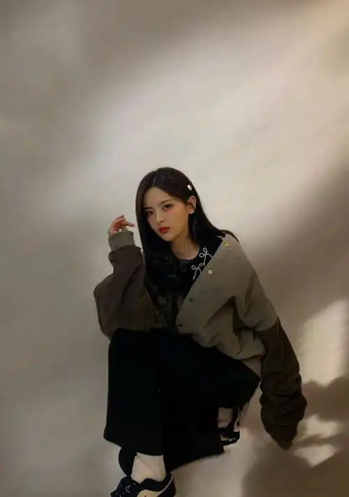 杨超越解锁春季少女穿搭,格子上衣配百褶裙,时尚甜美又大气