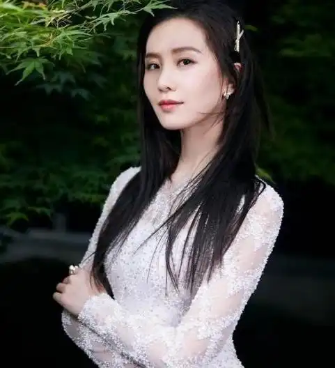 刘诗诗产后更美了,一袭白裙美成仙女下凡,气质出尘无人能比