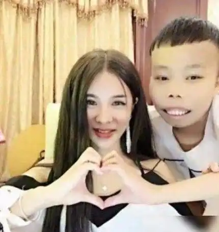 曾经大火的网红外星人陈山被全网封杀后,如今却变成这样
