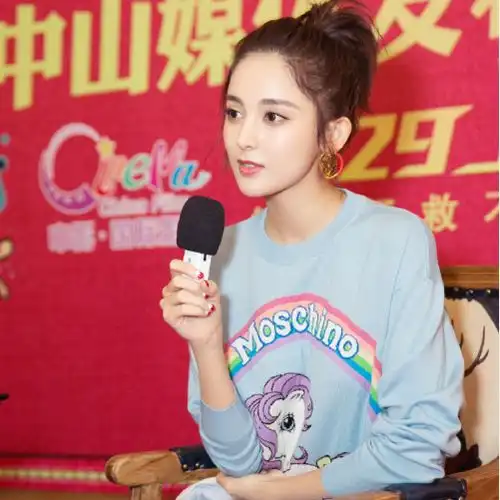 古力娜扎身穿秋冬套装,现身发布会,真是衣品一直在线的小仙女