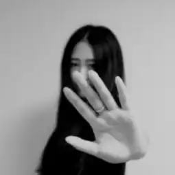 微信头像女高冷黑白比心