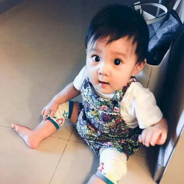 咘咘真是从小美到大,一双灵动大眼睛让网友们没有差评