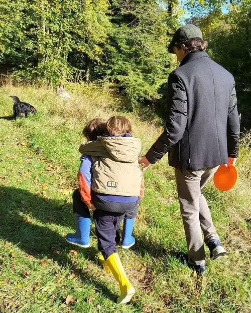 lv太子妃外出踏青似小姑娘15岁女儿穿白裙贼仙,母女俩背影杀手