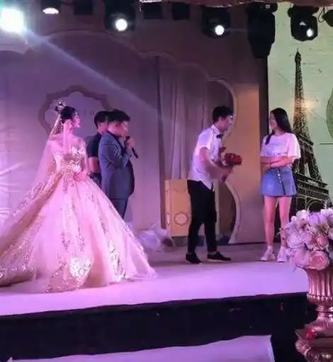 婚礼现场伴郎下跪向女友求婚,新娘一脸懵逼,网友来砸场子的