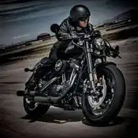 男生骑摩托车头像霸气戴头盔骑摩托帅哥头像