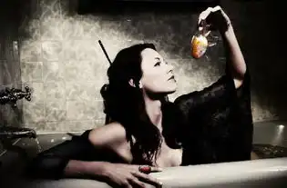 摄影师拍摄浴缸中的美女