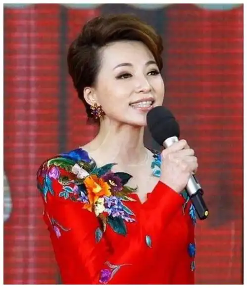 含鹿的女生头像董卿