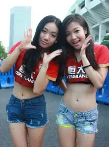 恒大美女球迷露长腿香肩卖萌哪个你最爱