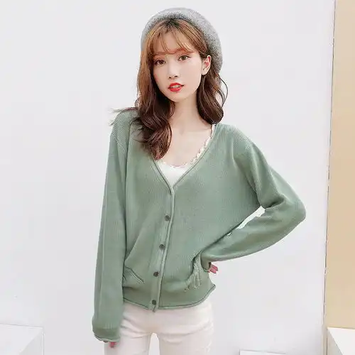 简洁大方的设计,穿着显气质,修身的版型更显瘦