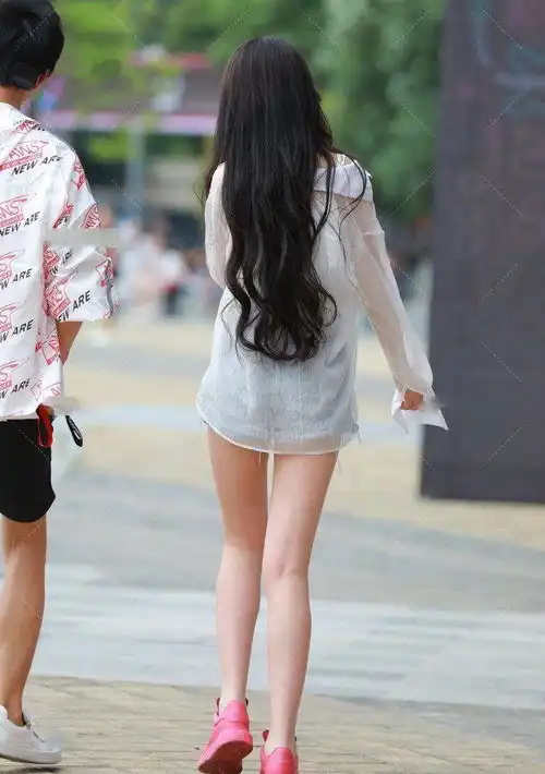 苗条美女的清凉造型,蕾丝长袖和牛仔短裤,性感又调皮