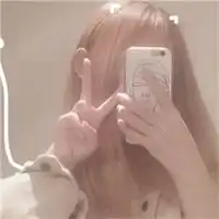 爱搞怪的女生,用手机挡住脸认不出来了