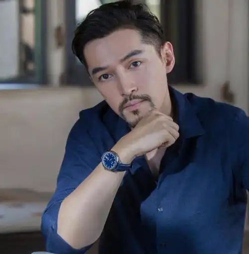 胡歌消失6个月后露面,剃了胡子剪了短发,37岁看着像27岁