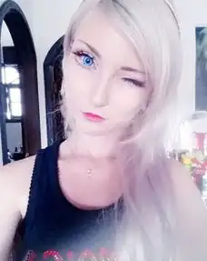 女孩天生一张真人芭比脸,被批整容拿出铁证,众人无言以对