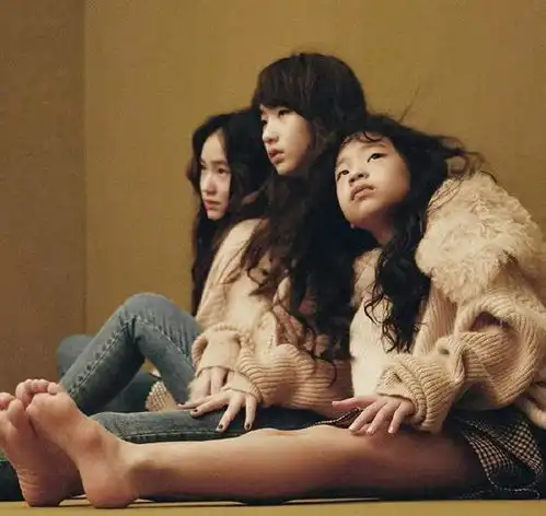 小s三个女儿合体拍大片,曾经被嘲丑的女儿,如今一脸高级