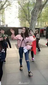 林允粉色夹克手捧花少女心满满